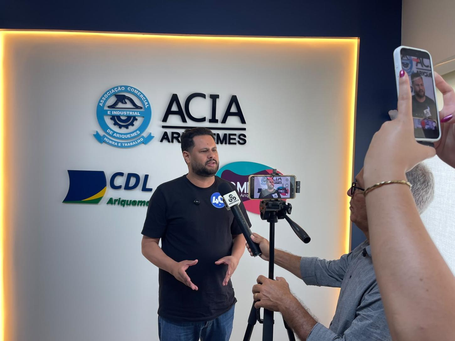 Além da entrevista na ACIA, o candidato participou de reuniões com lideranças locais e apoiadores de sua candidatura ao Governo de Rondônia.