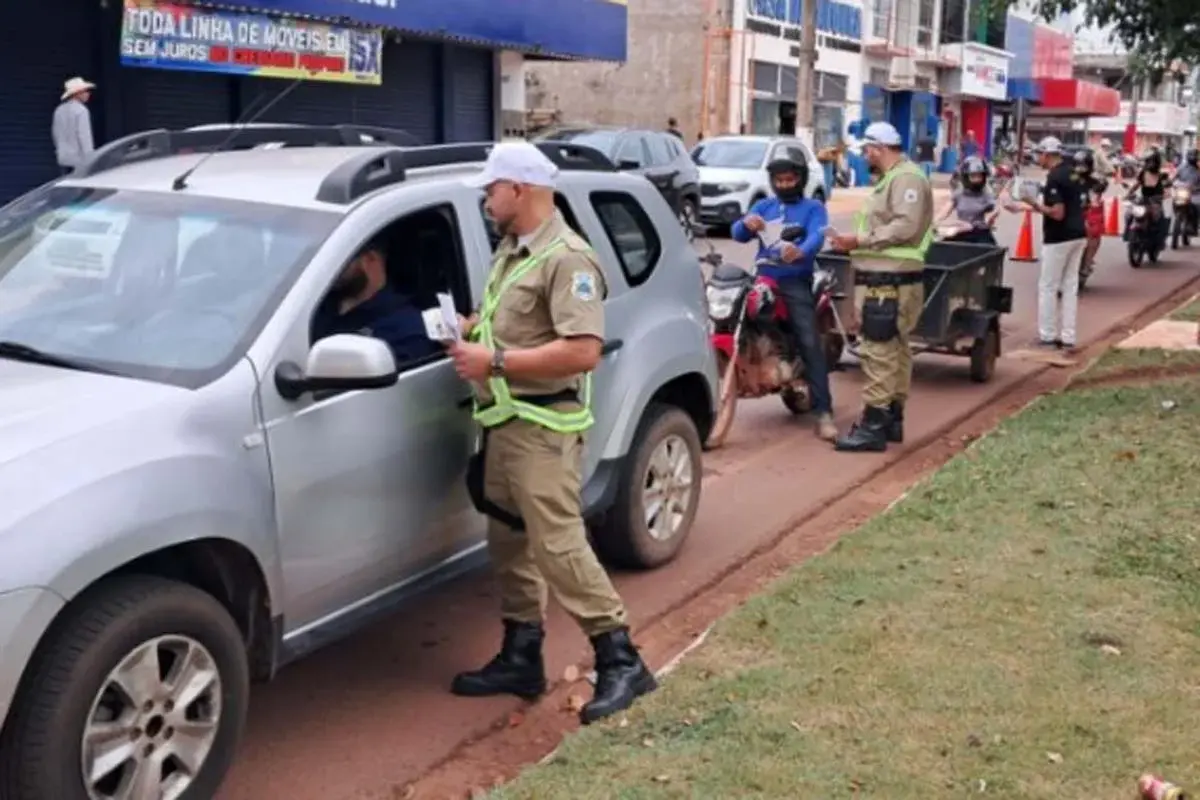 ROLIM DE MOURA - COMTRAN realiza blitz educativa para conscientizar motoristas sobre segurança no trânsito