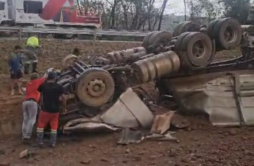 Tragédia na BR-364: motorista morre após carreta capotar em Jaciara no sentido Rondonópolis; vídeo