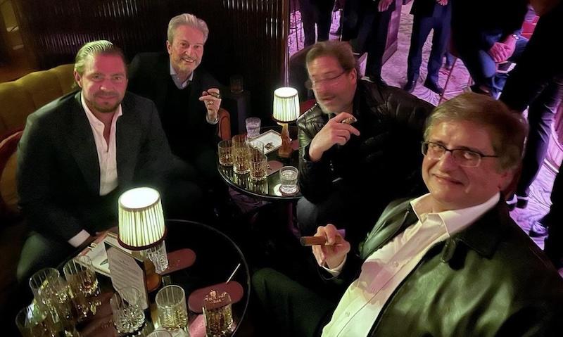 Vergonha - ‘Batom na cueca’: Foto mostra Vorcaro fumando charuto e bebendo uísque com Paulo Gonet em Londres