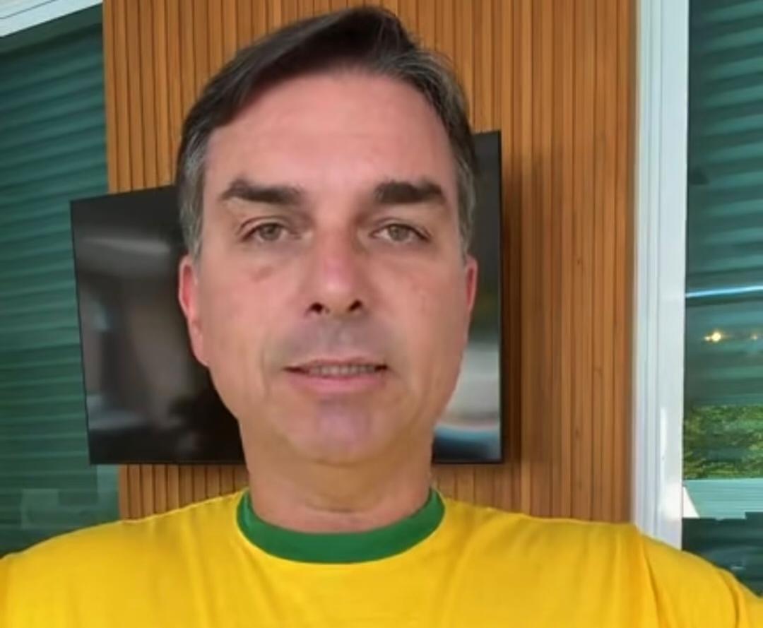 VÍDEO - Atentado em 2018 - Flávio relembra 8 anos da facada sofrida pelo pai e anuncia ida a Juiz de Fora