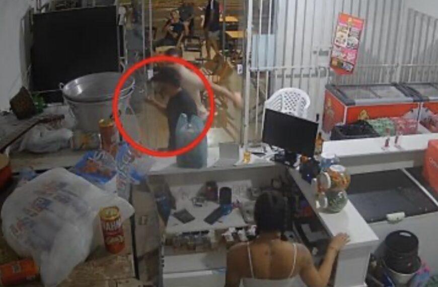 VÍDEO - Corno nocauteia rival após flagrá-lo com sua namorada e toma cerveja em MT; assista