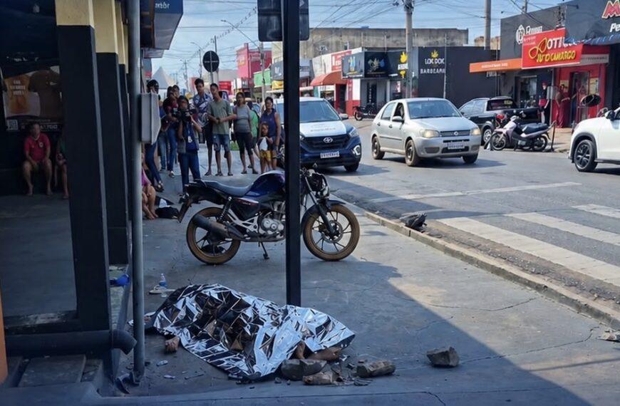 VÍDEO - Jovem motociclista morre ao ser arremessado após fortíssima colisão com carro em MT; vídeo forte