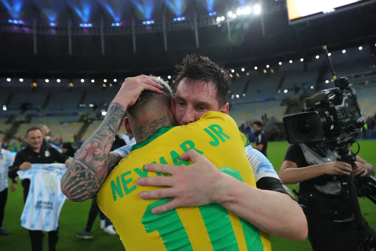 Futebol - Neymar homenageia Messi antes do último jogo do argentino pela seleção