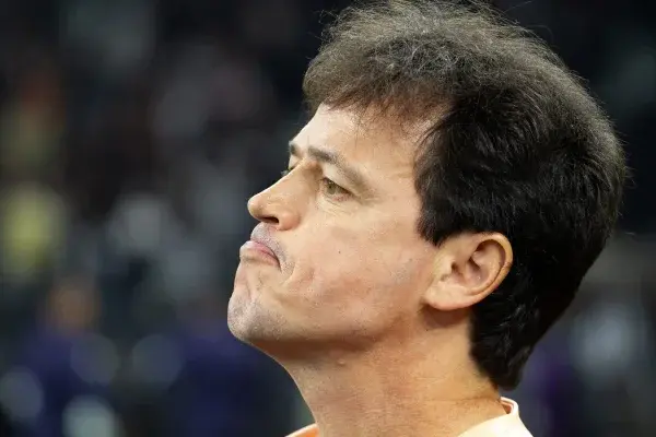  Fernando Diniz é o único treinador demitido duas vezes no Brasileirão 2026