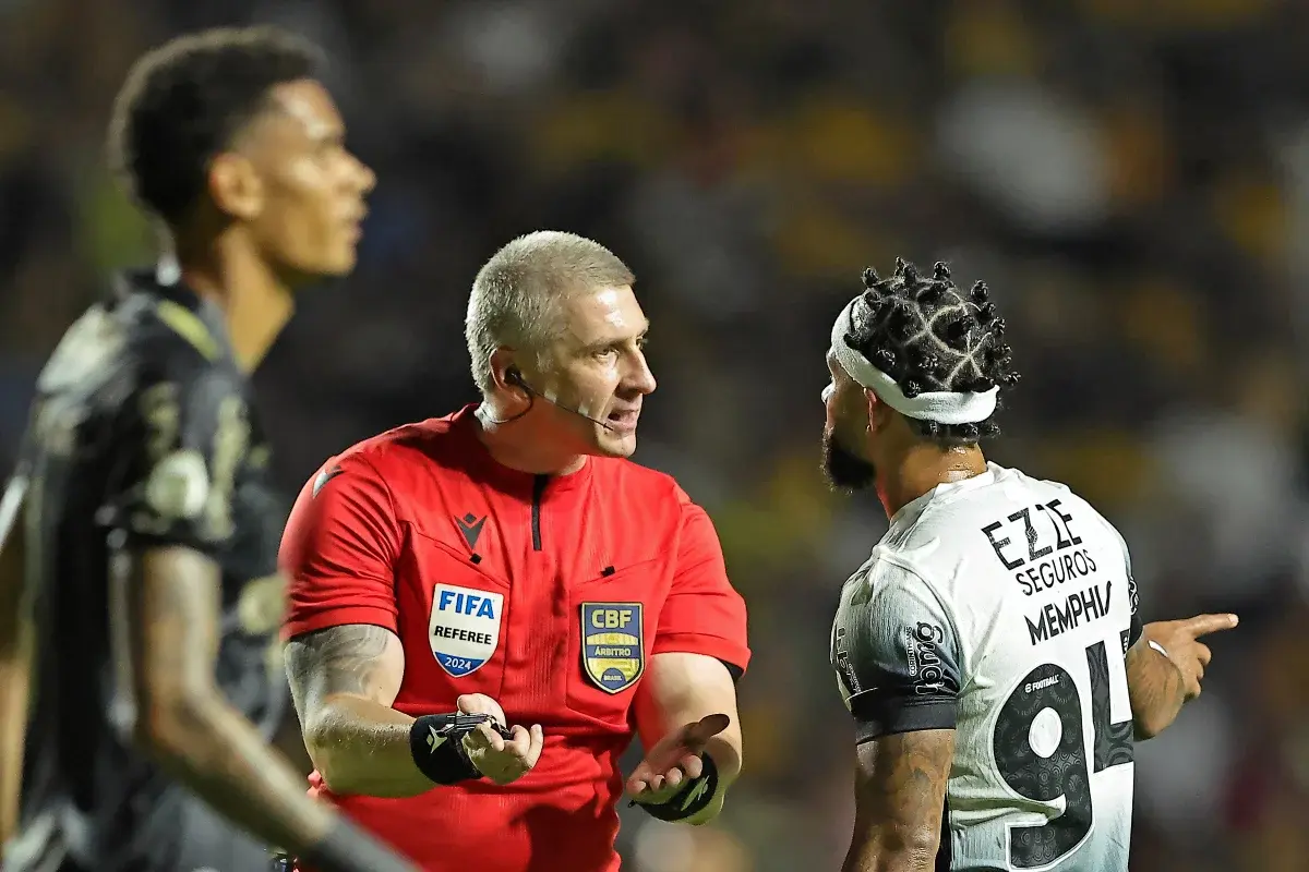 Após polêmicas, Daronco é escalado para apitar Palmeiras x Corinthians