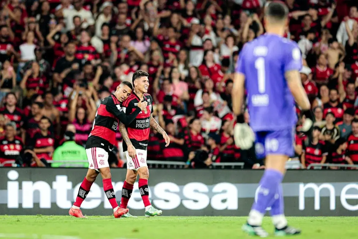 Futebol - No Maracanã, Flamengo vence Fluminense e mantém liderança do Brasileirão. Veja vídeo