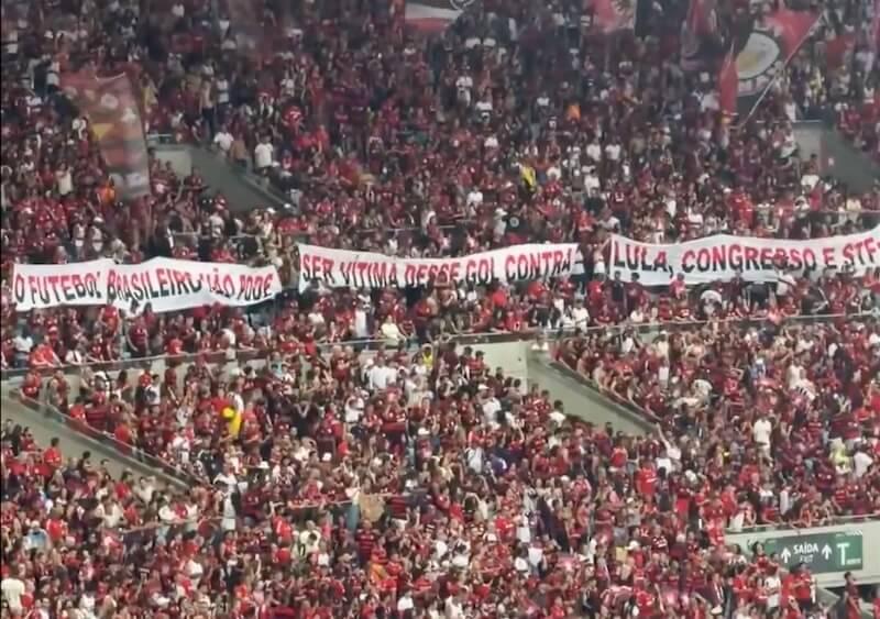Maracanã lotado - Torcidas gritam coro ‘Ei, Lula, vai tomar…’ em dia de Fla X Flu, e ainda protestam contra fim das bets
