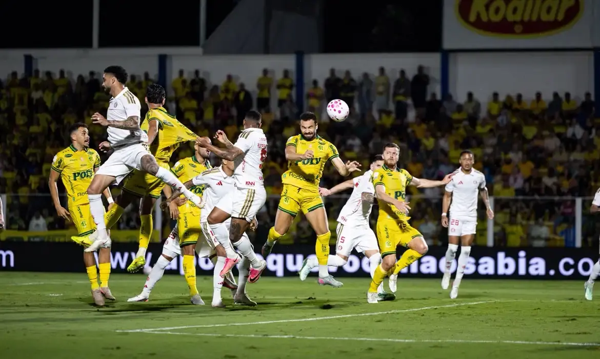 Futebol -   Com um a mais, Mirassol vence e complica Internacional no Brasileirão