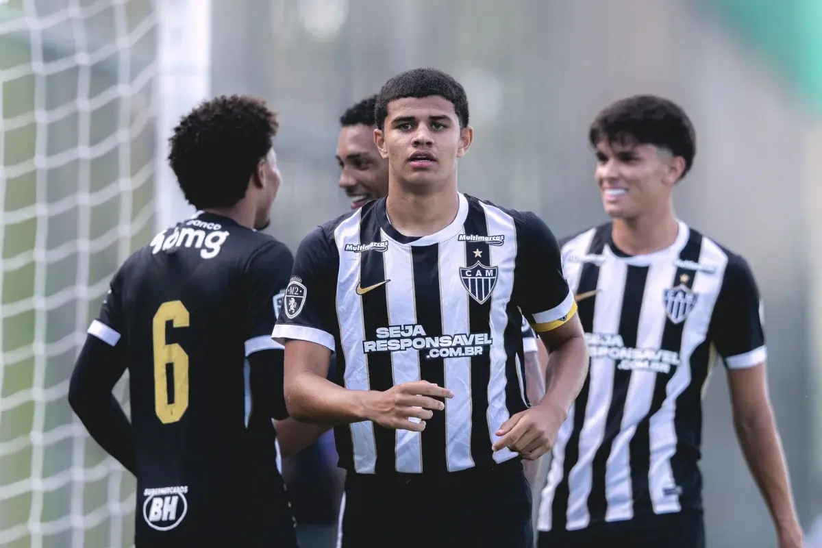 Futebol -  Vídeo - Jogador do Atlético-MG, Índio faz gol do meio de campo contra Cruzeiro