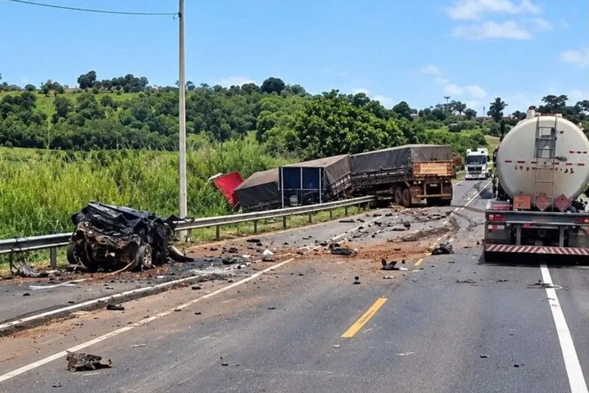 Acidente - Colisão entre carro e carreta deixa três feridos na BR-364