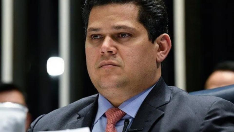 Brasil - Alcolumbre adia promulgação de PEC e oposição vê última esperança para barrar escala 6x1