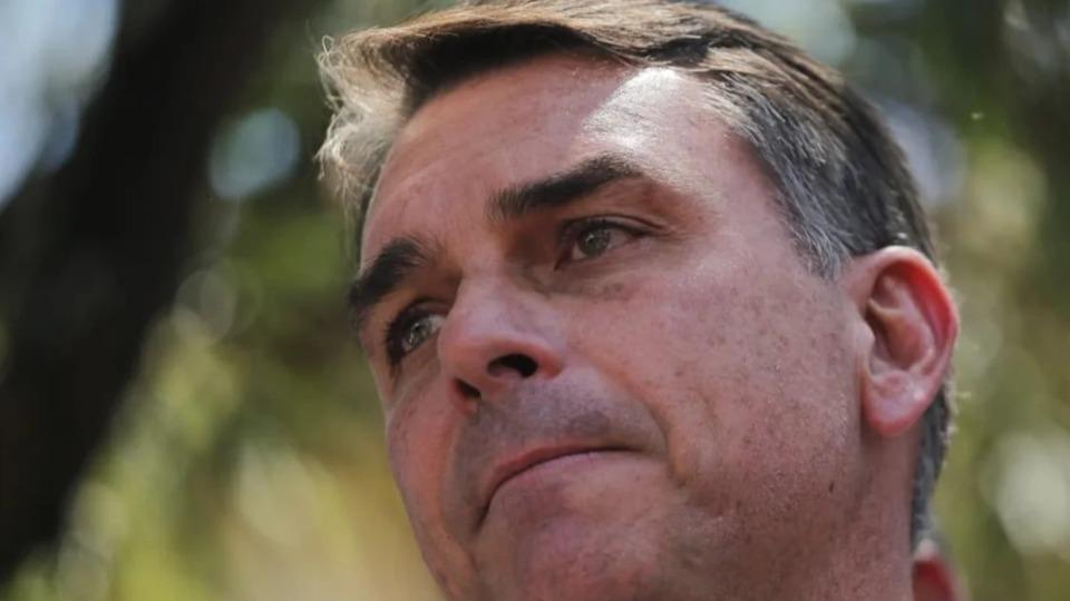 Brasil - Flávio mobiliza aliados para conter desgaste com episódio do Bolsa Família
