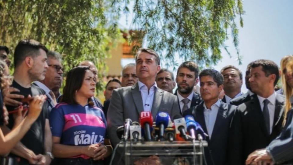 Brasil - Flávio: mudança na Constituição é sobre maioridade penal e fim da reeleição