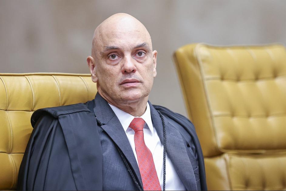 Canetada - Moraes confisca passaportes de Flávio e proíbe contato com advogado investigado