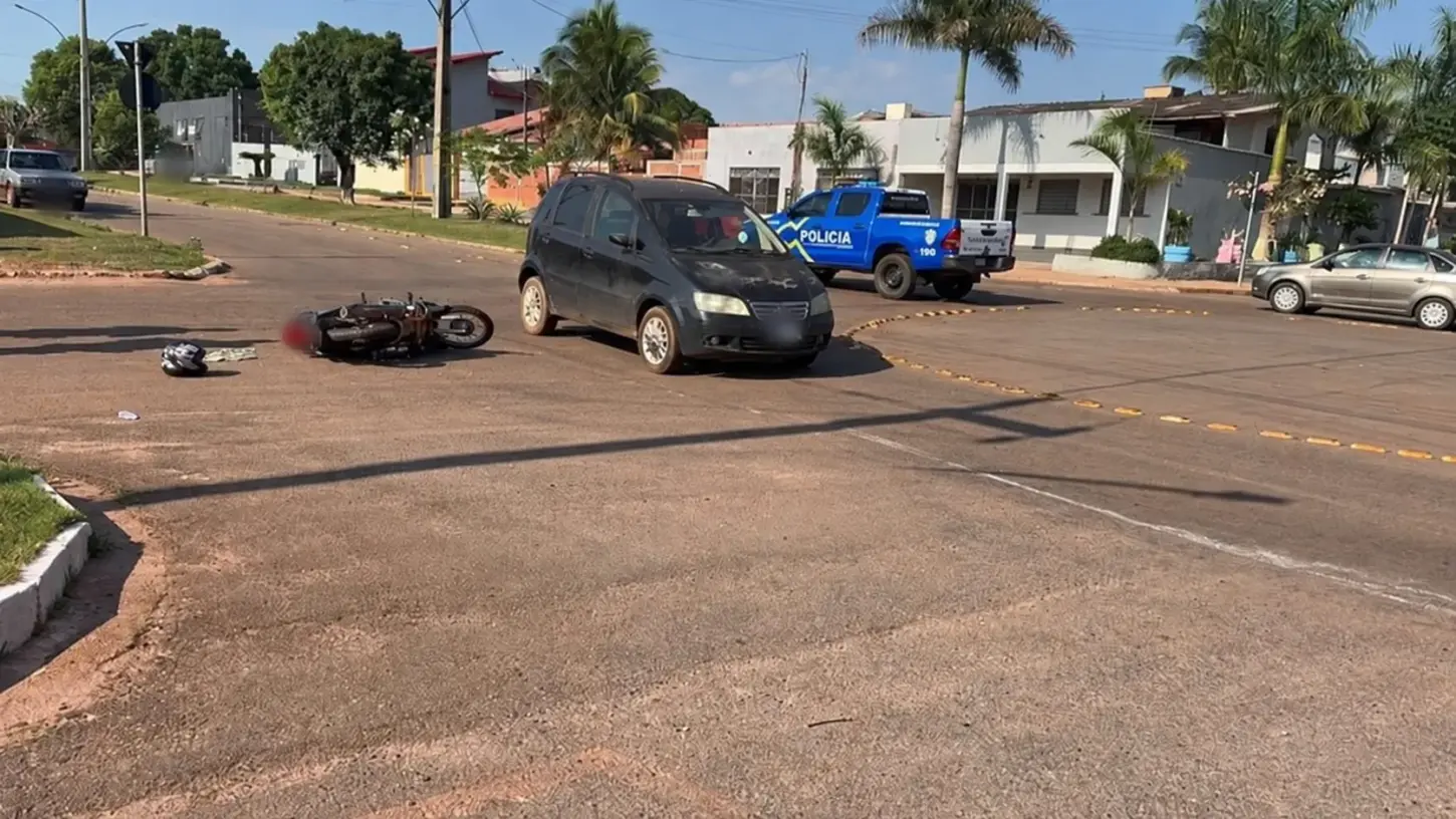 cidade - Mulher sofre fratura na perna após colisão entre moto e carro em rotatória no centro de Rolim de Moura