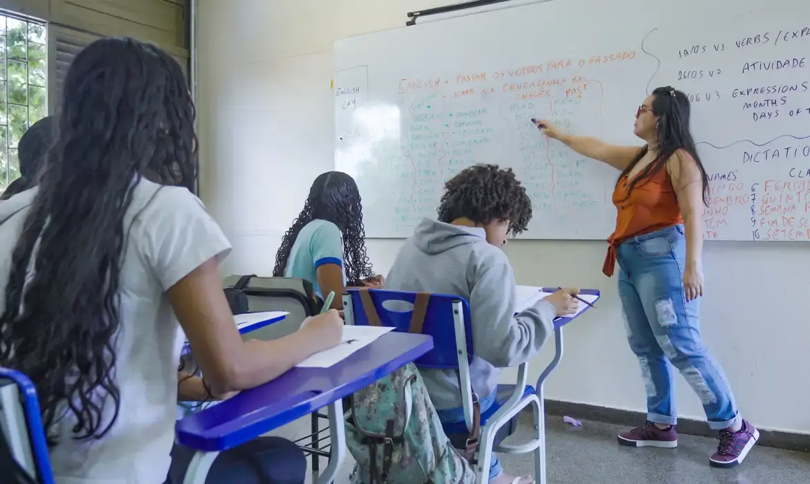Educação - Flávio quer escolas militares; Lula propõe ampliar educação integral