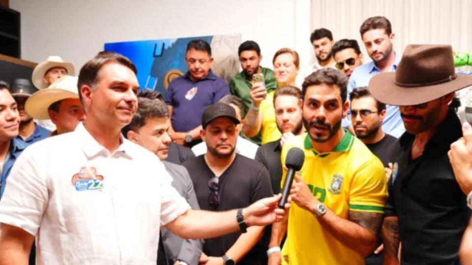 Eleições - Em Goiás, Flávio Bolsonaro recebe apoio de mais de 30 cantores sertanejos