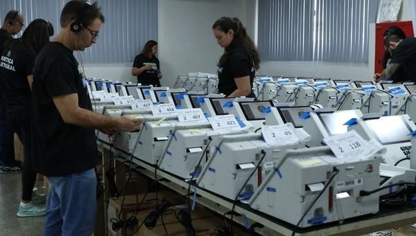 Eleições - Urnas eletrônicas são preparadas para o segundo turno em Rondônia
