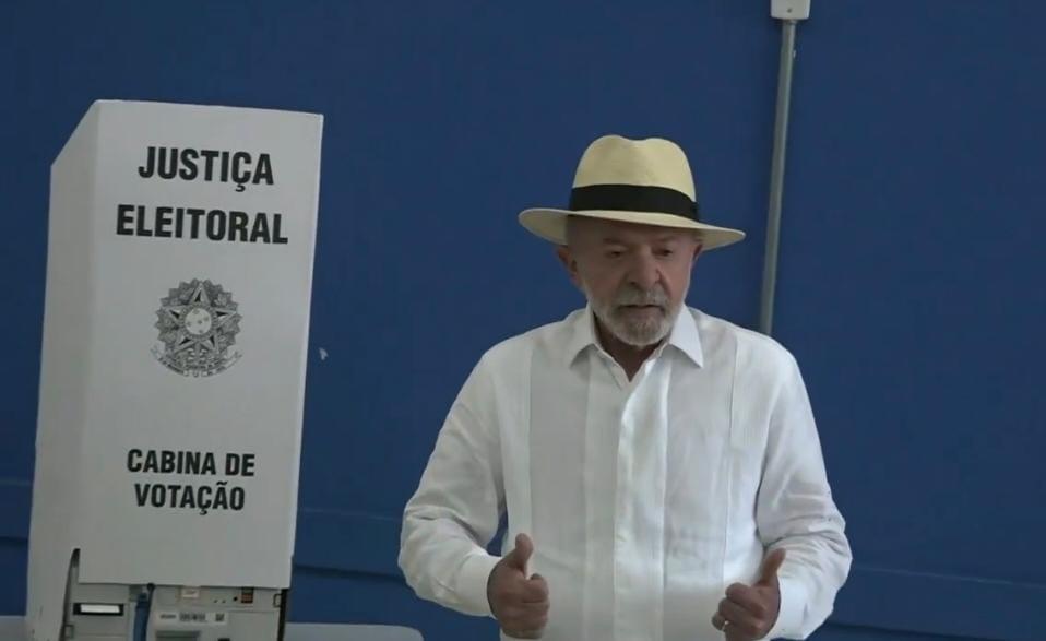 Em SP - Vídeos: Lula ignora lei e pede voto na boca de urna, e ainda joga no chão a bandeira do Brasil