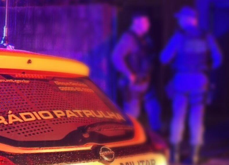 Ex-cunhado e comparsas tentam invadir casa para matar homem em Rondonópolis; vítima usa geladeira para impedir