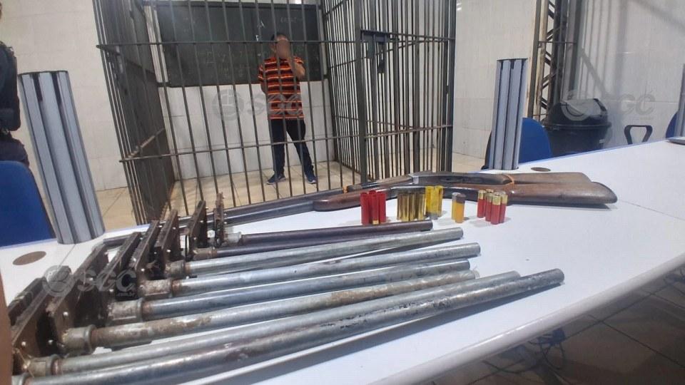 Homem com mandado de prisão é preso com 10 armas de fogo