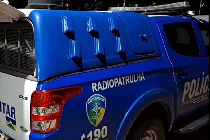 Homem é atingido por golpes de faca e esposa é apontada como suspeita