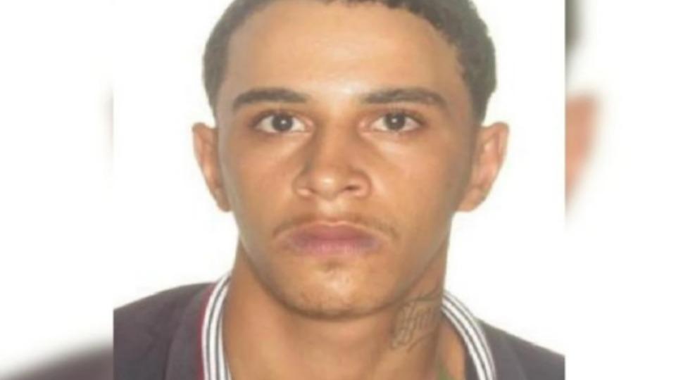 Homem é preso escondido em banheiro após matar amigo com garrafa quebrada