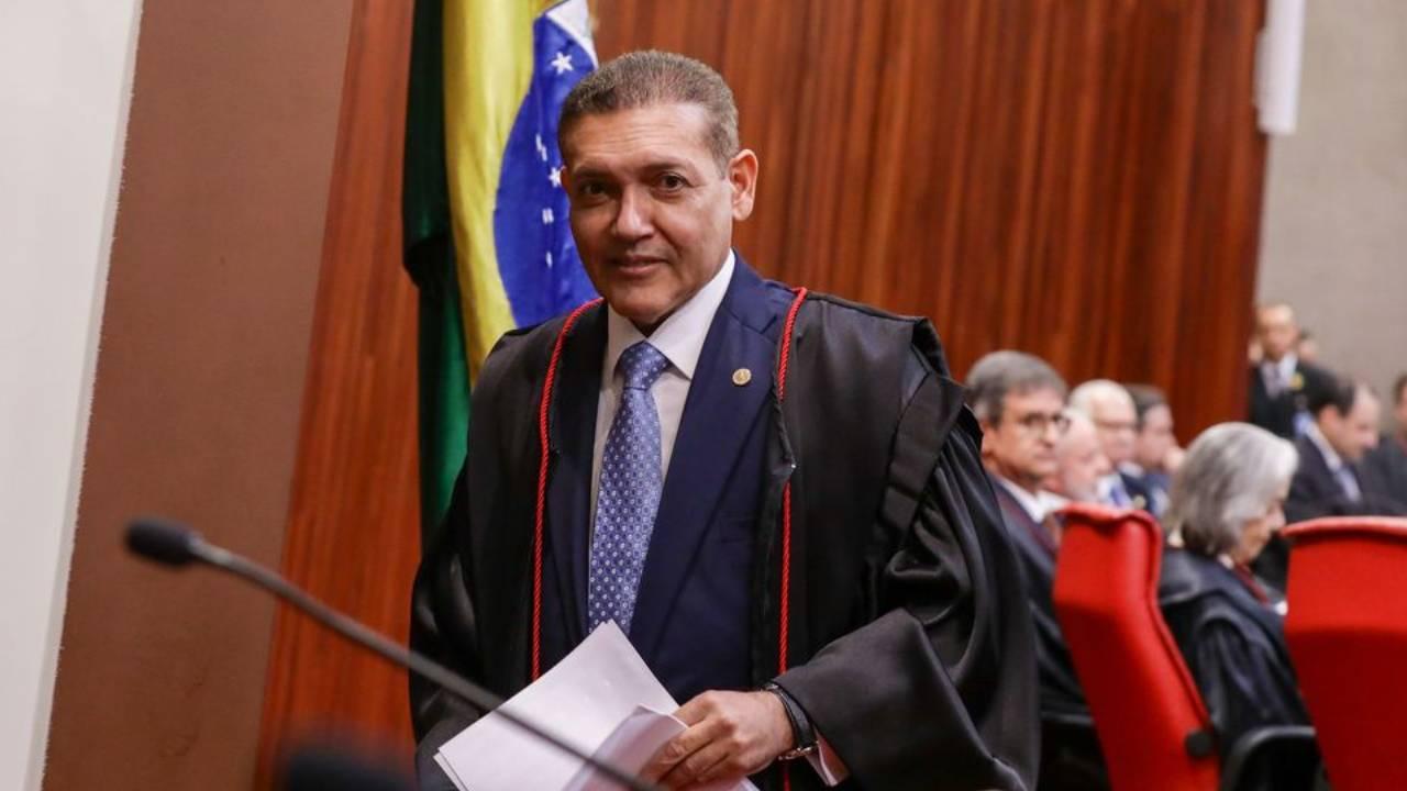 Mentir não pode - TSE manda tirar do ar ‘canal de mentiras’ mantido por Janones no wahtsapp a serviço de Lula
