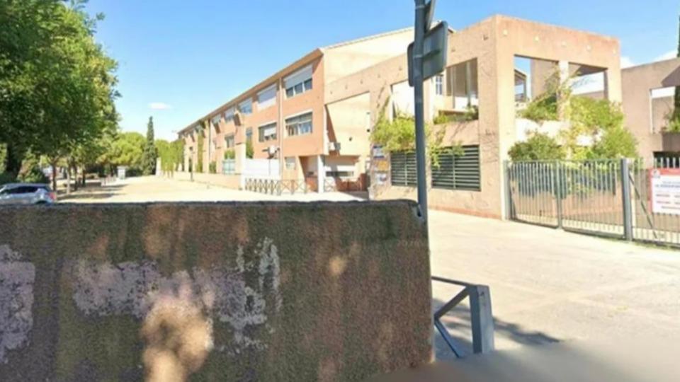 Mundo - Adolescente de 14 anos atira em diretor e professora em escola