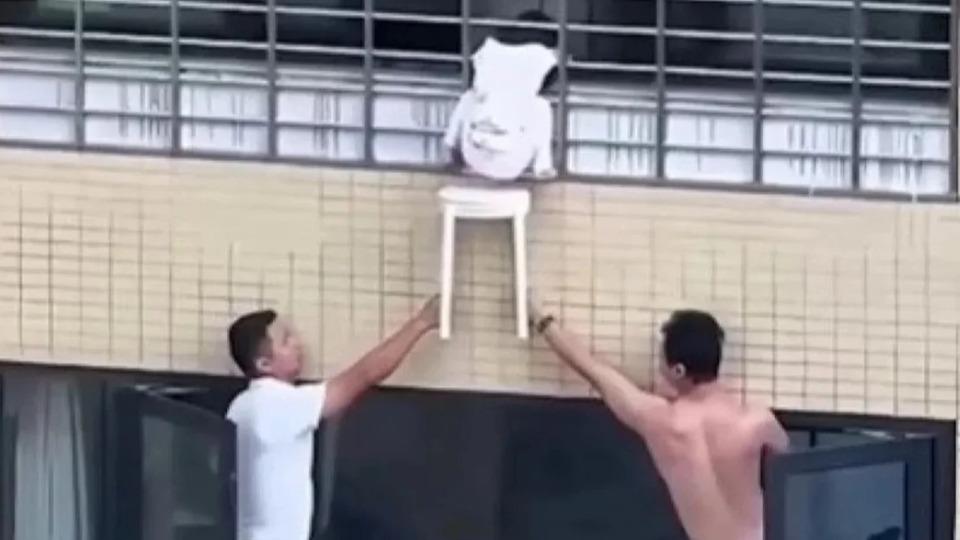 Mundo - VÍDEO: Vizinhos ajudam a salvar menina pendurada em janela de 12º andar na China