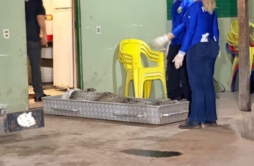 Pai encontra filho assassinado dentro de casa com sinais de extrema violência em MT; imagens