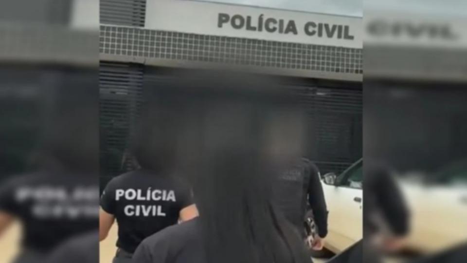 Plantão de Polícia - Menina de 12 anos é estuprada pelo pai ao ir dormir na casa dele
