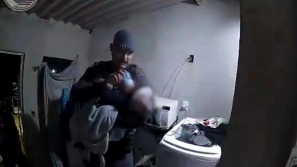 Plantão de Polícia - Mulher simula pedido de pizza ao 190 e PM encontra bebê de 3 meses sozinho em casa