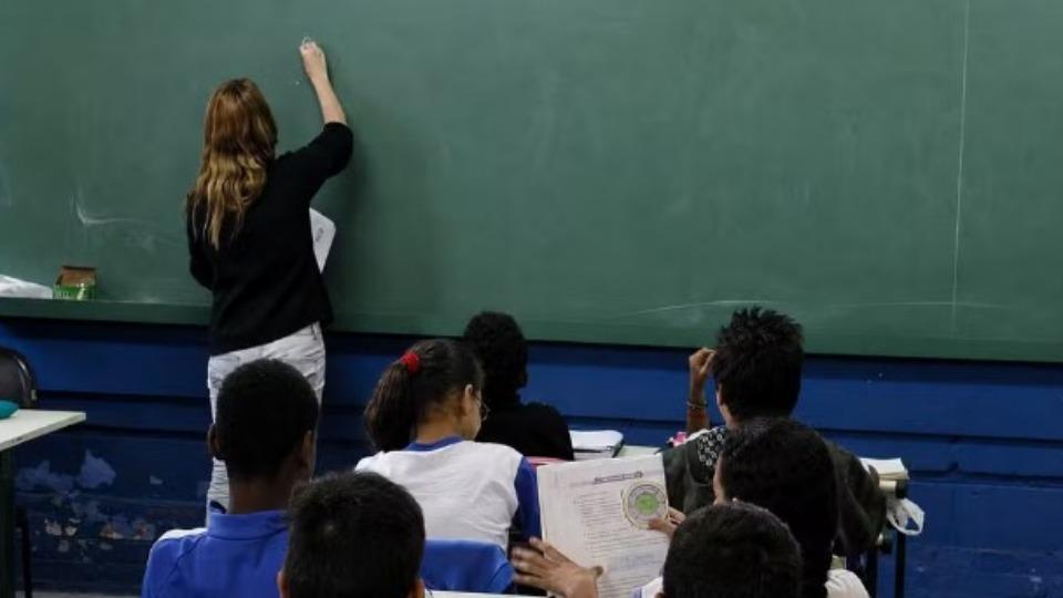 Plantão de Polícia - Professora é agredida por mãe de aluno dentro de escola