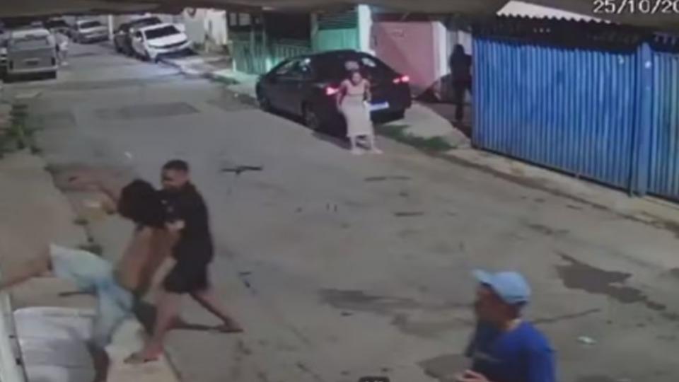 Plantão de Polícia - VÍDEO: grupo ataca viatura da PM e destrói portão de vizinha após denúncia de som alto