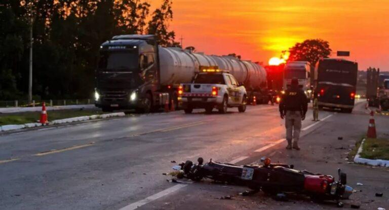 Polícia - Colisão entre carreta e motocicleta resulta em morte na BR 364 em Rondônia