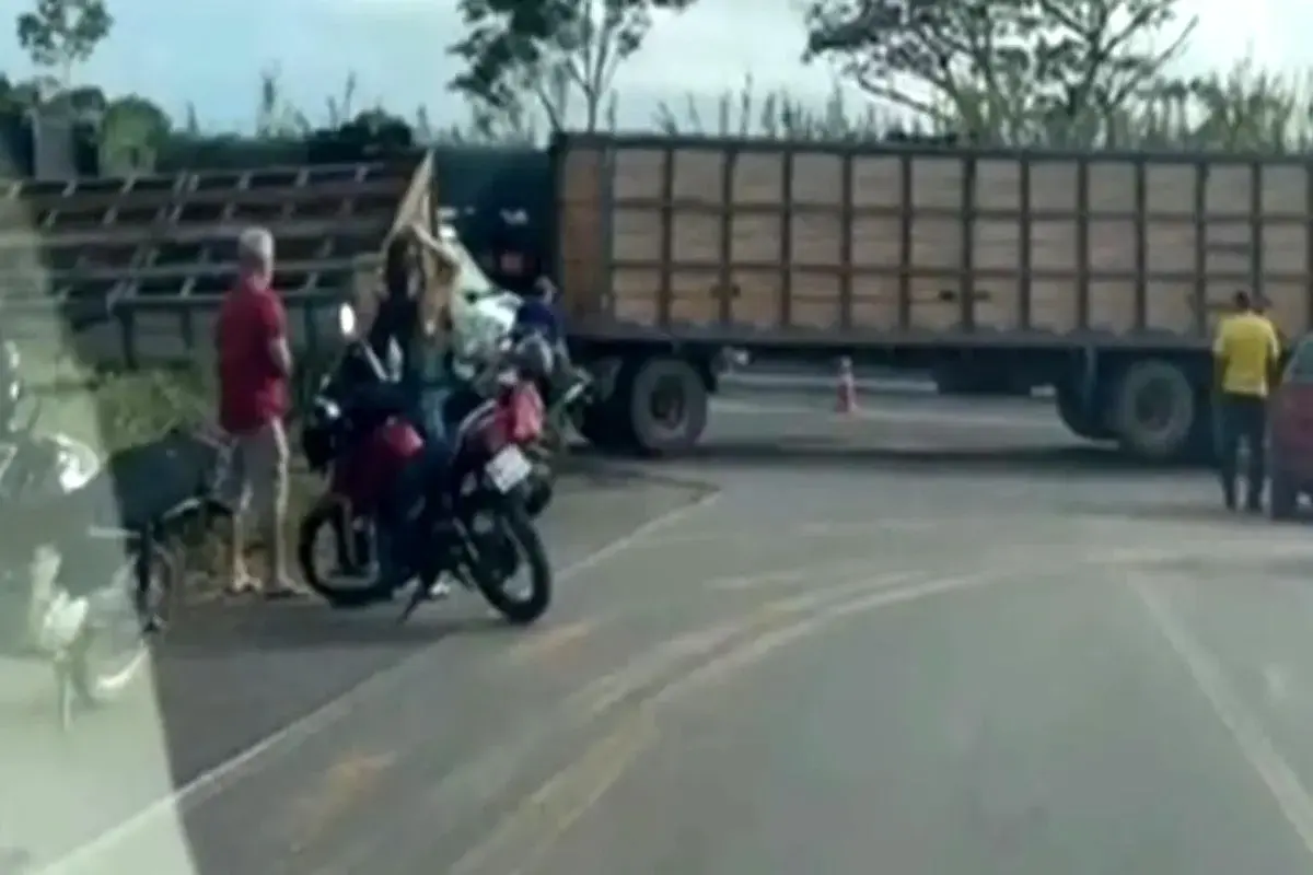 Polícia - Entregador de leite morre em acidente com carreta no Anel Viário de Ji-Paraná
