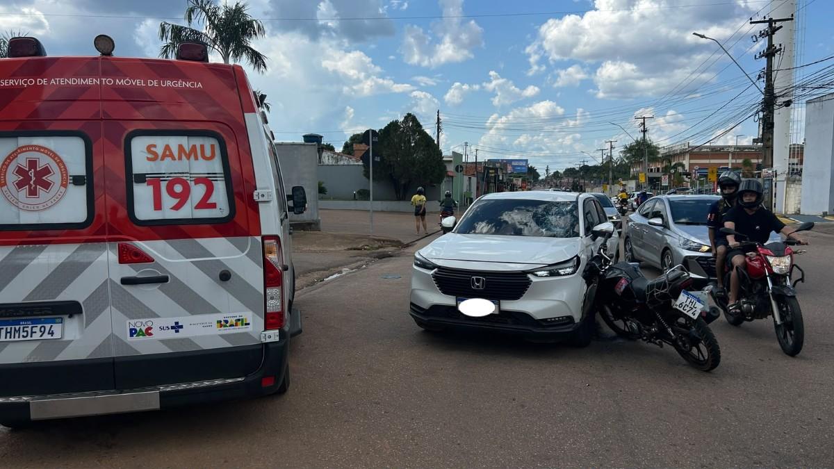 Polícia - Vídeo: adolescente empina moto, perde controle e bate de frente com carro em Porto Velho