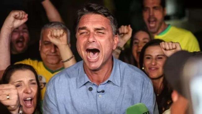 Política - Governador de um dos principais estados do país anuncia apoio a Flávio e convoca “exército” com 350 prefeitos