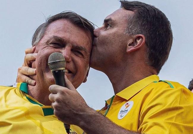 Política - O emocionante reencontro e o beijo da vitória