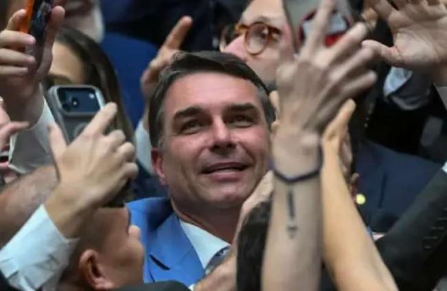 Política - VÍDEO - Candidato do PT em 2026 surpreende, fura a bolha, e declara voto em Flávio (veja o vídeo)