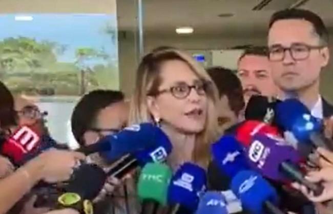Política - Vídeo - Repórter tenta encurralar advogada de Flávio e toma resposta desconcertante (veja o vídeo)