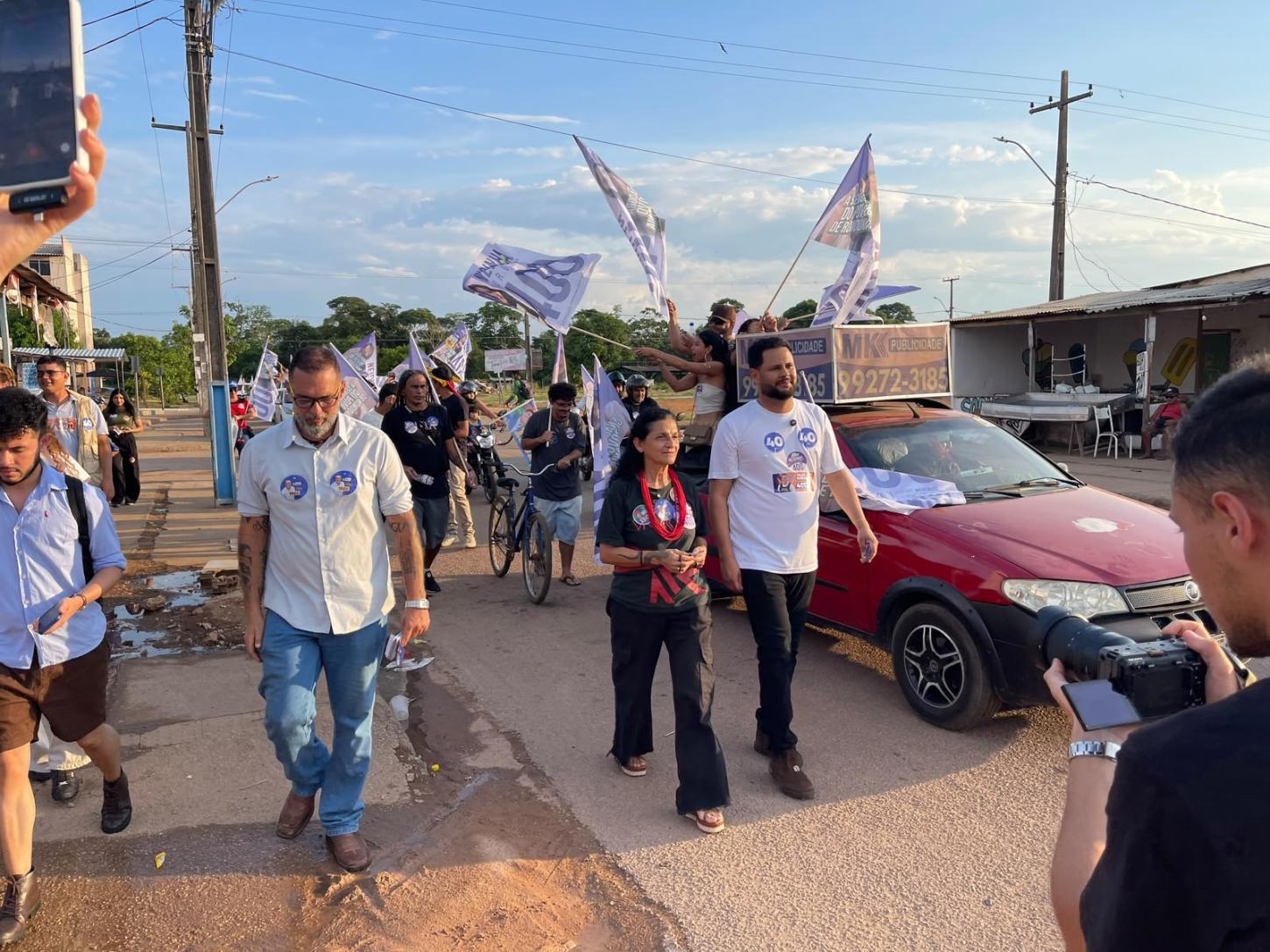 Durante o ato, Samuel também pediu votos para Neidinha Suruí, reforçando a parceria entre as candidaturas.