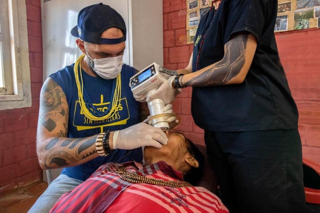 Drº Caio Machado realizando atendimento oncológico