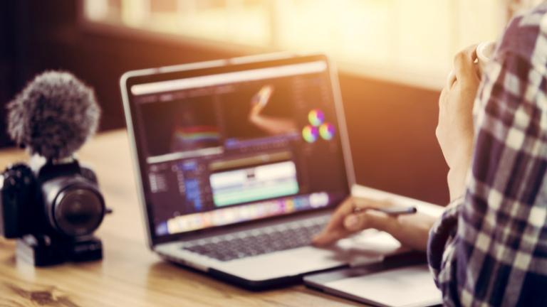 Os cursos podem ser realizados de forma online, flexível e sem horários fixos.