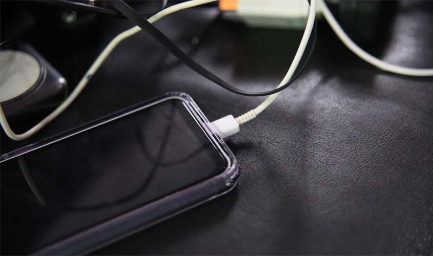 Prefeitura alerta para riscos do uso de celulares durante o carregamento