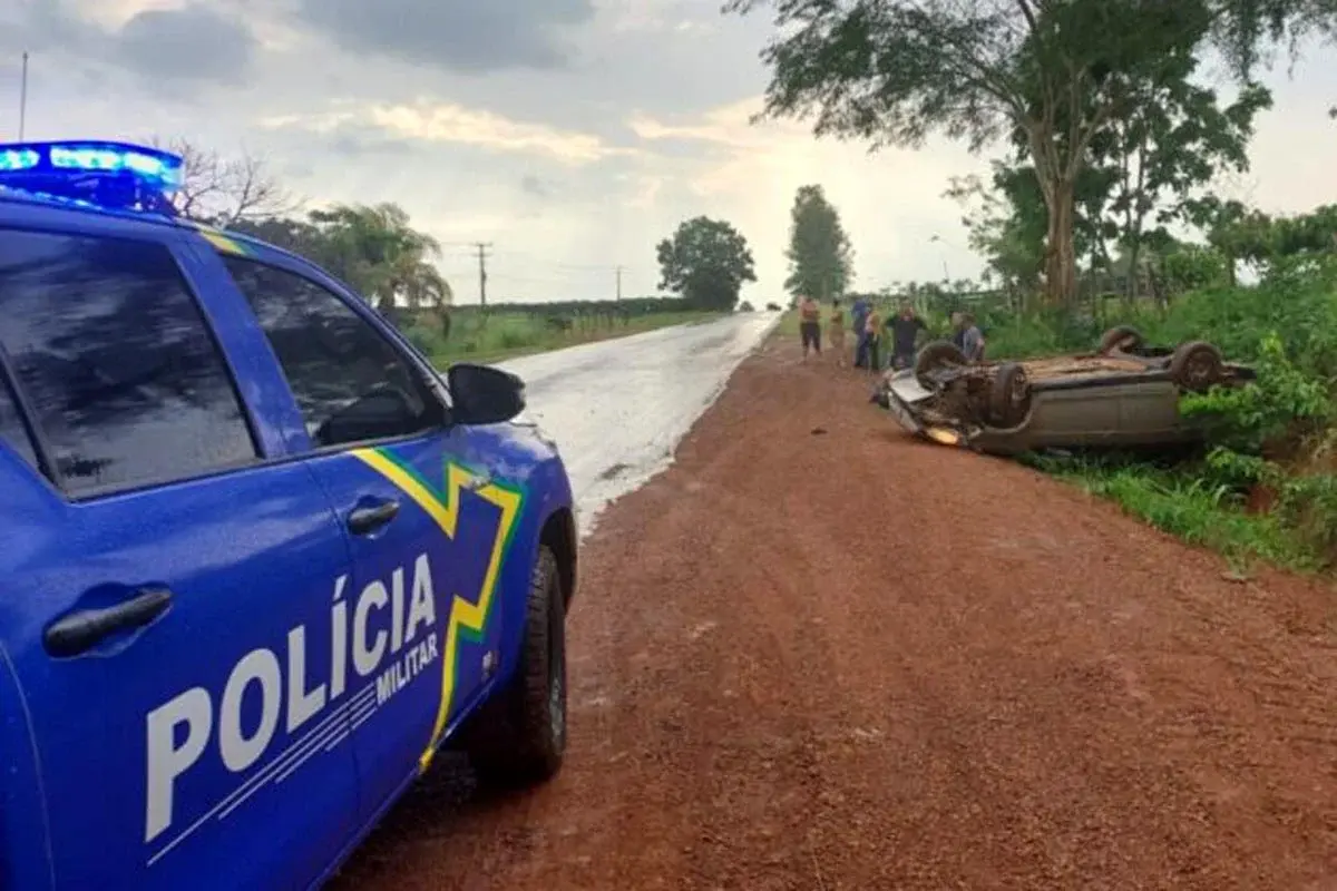 Rolim de Moura - Mulher fica ferida após carro capotar na RO-010, próximo à Linha 176