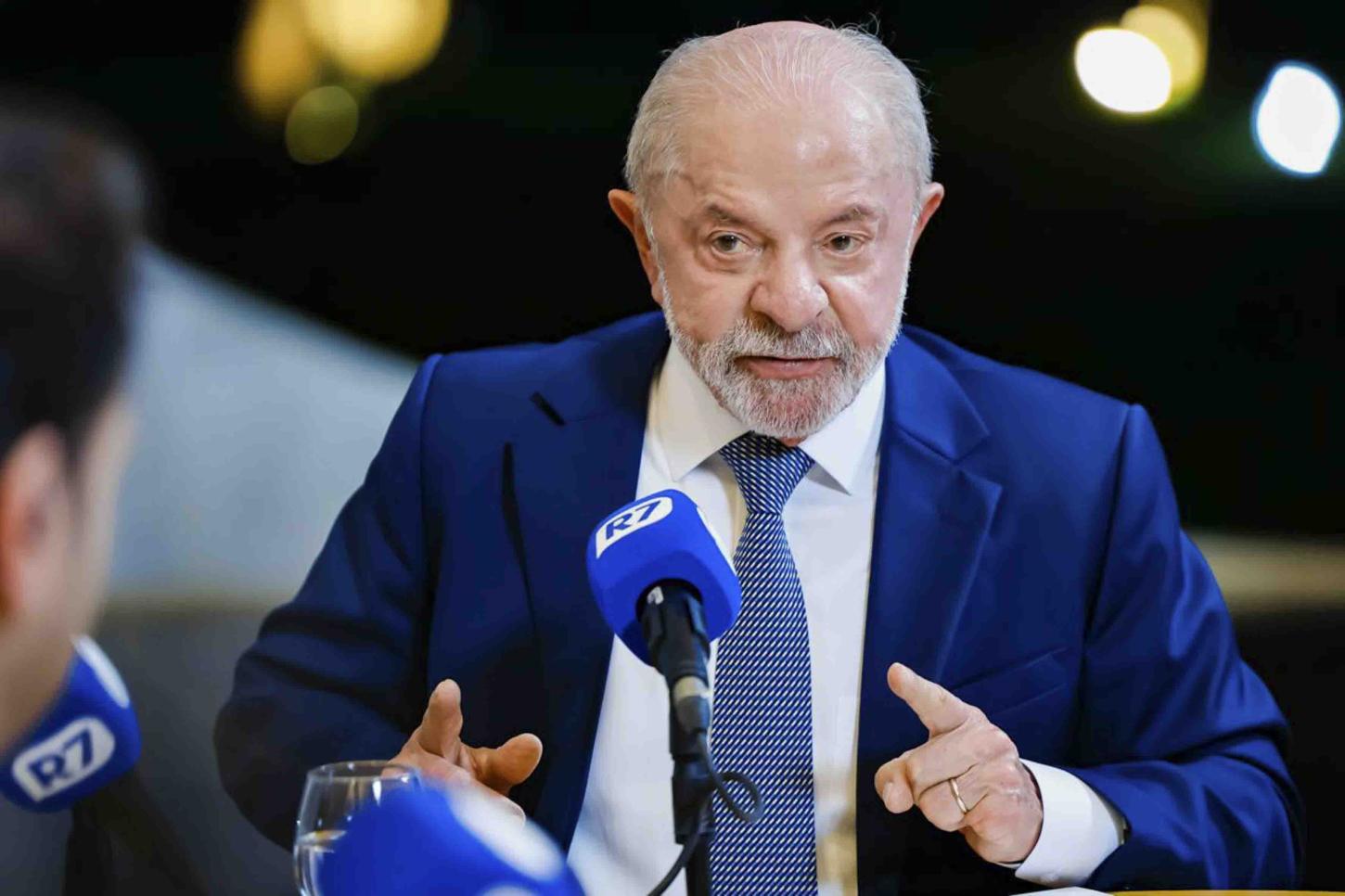 Sem limites - Lula flerta com crime eleitoral distribuindo dinheiro e perdoando dívidas a 12 dias da eleição