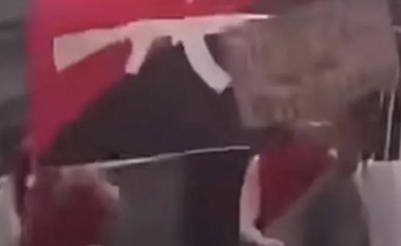 Sinais - PCC ou luta armada? Bandeira com fuzil no ato de Lula em São Paulo causa polêmica